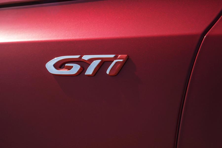 Логотип Peugeot 308 GTi 2015 года  (фото 32 из 65)